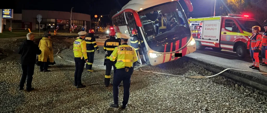 Un autocar cu 55 de pasageri la bord a DERAPAT, în zona gării din Alba-Iulia. Pompierii au acționat de urgență la locul accidentului