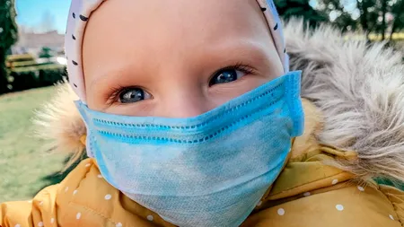 ATENȚIE. Cât de periculoase pot fi măștile de protecție pentru copiii cu vârsta sub doi ani. Apelul urgent al unei asociații