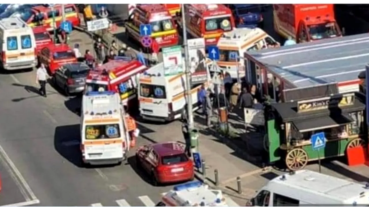 Mesaj disperat pe pagina de Facebook a RO Vaccinare, însoțit de imagini tulburătoare cu zeci de ambulanțe la spitalele din București: Vă rugăm mergeți la vaccinare și respectați măsurile!