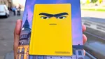 Un carnețel cu sprâncene unite și încruntate a atras toată atenția la Târgul Gaudeamus din Oradea. Mesajul surpriză de pe copertă