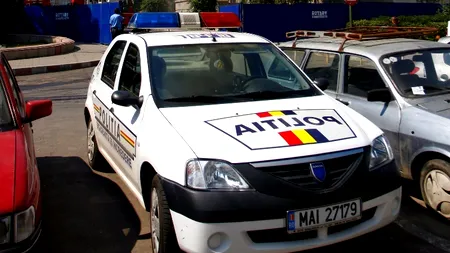 Fetiță de 5 ani, căutată după ce a dispărut de pe o bancă unde era la cerșit cu unchiul ei