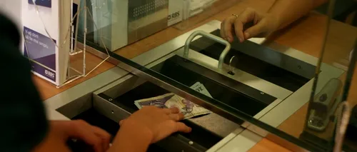Cursul a atins un nou MAXIM ISTORIC, de peste 4,6 lei/euro. Un dealer valutar: BNR a luat piciorul de pe frână