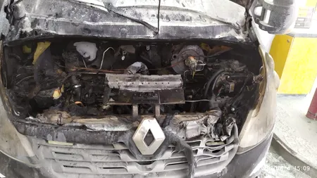 PANICĂ. O camionetă a luat foc într-o benzinărie din Lugoj, chiar lângă pompă