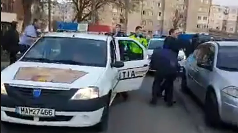 SCENE INCREDIBILE. Polițiștii din Hunedoara au fost atacați de zeci de oameni, pentru că au legitimat un biciclist: Se cheamă abuz ce faceți voi | VIDEO