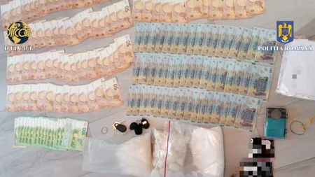 VIDEO. Un bărbat a adus aproape 2,5 kilograme de droguri pentru a le vinde la festivalul „Sunwaves” / Câte mii de euro a găsit DIICOT la percheziție