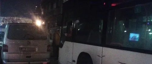 Un șofer și-a parcat mașina în mijlocul străzii și a blocat circulația autobuzelor în Piața Romană