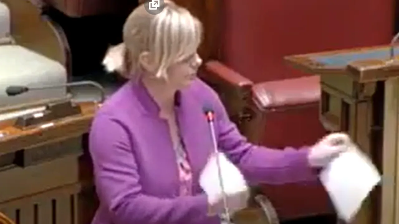 MOMENT ÎN PARLAMENTUL ITALIAN. O deputată din Italia rupe decretele stării de urgență în Camera Deputaților, fiind revoltată de măsurile luate de guvernul italian