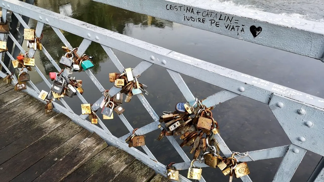 Pod din Cluj construit pentru a se ajunge la bustul împărătesei Sissi, devenit un pod al iubirii