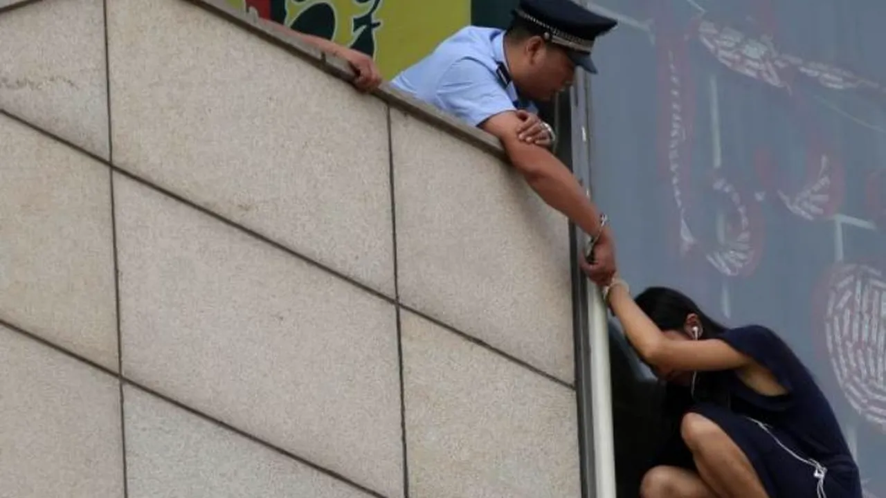Imagini incredibile în Beijing. Cum au salvat polițiștii o femeie care voia să se sinucidă