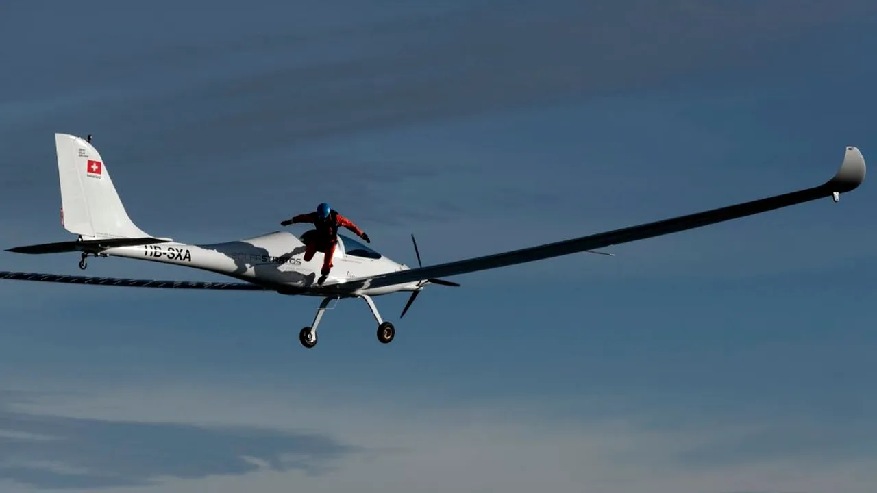 Premieră mondială | Un parașutist a sărit dintr-un avion alimentat cu energie solară (VIDEO)