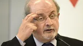 Scriitorul Salman Rushdie a fost conectat la aparate, după ce a fost înjunghiat în timpul unei conferințe: „Veștile nu sunt bune. Îşi va pierde probabil un ochi” / Cine este agresorul