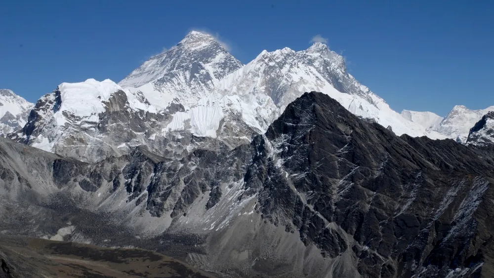 Un nou record: Vârful Everest, atins de 274 de alpiniști într-o singură zi