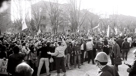 Se întâmplă în România: timișorenii care au vrut să aprindă lumânări pentru eroii Revoluției au găsit catedrala ÎNCHISĂ