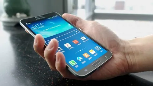 Samsung lansează un smartphone cu ecran curbat. FOTO + VIDEO