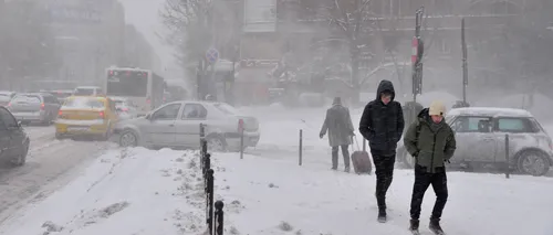 NINGE în România: Accidente, ambulanță ÎMPOTOMOLITĂ în zăpadă și curse aeriene ÎNTÂRZIATE