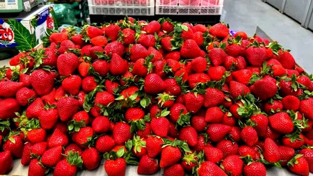 Cât costă 1 kilogram de căpșune românești în Carrefour, acum, pe final de lună mai