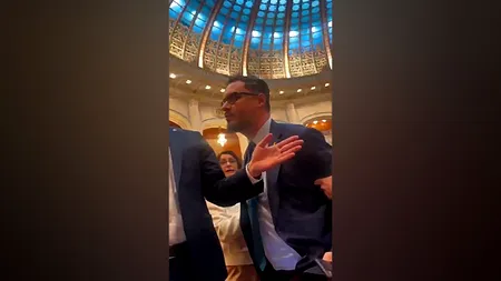 VIDEO | Îmbrânceli în sală, invective la tribună / Parlamentarii s-au gratulat cu: 