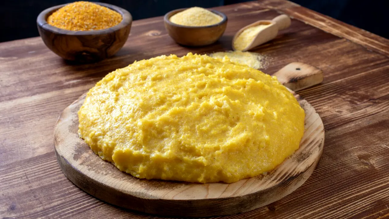 Mămăliga: 500 ani de ISTORIE din spatele celui mai iubit preparat din gastronomia românească