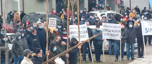 „Țepe” pentru ministrul Energiei. Sute de angajați de la ALRO Slatina au protestat în fața prefecturii Olt, de teamă că își vor pierde slujbele