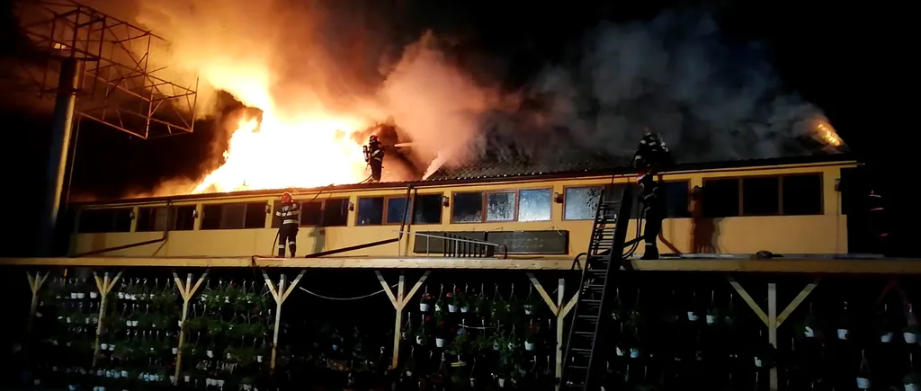 Incendiu puternic la un motel din județul Buzău. Au ars mansarda și acoperișul clădirii