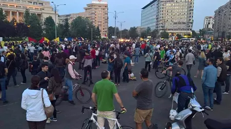 Condamnații pentru corupție, puși de senatori pe lista pentru grațiere. Aproape 1.000 de oameni au protestat în Piața Victoriei. VIDEO