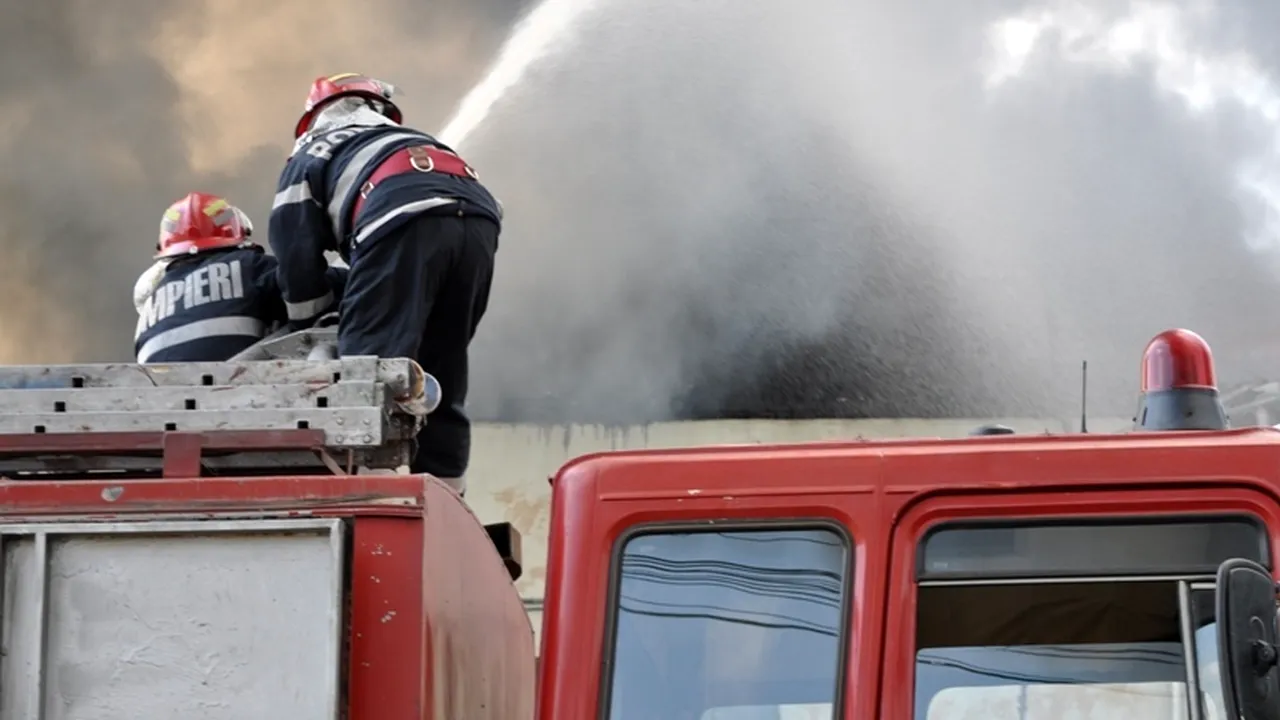 EXPLOZIE într-un imobil din Bacău. Cauza cea mai probabilă este o acumulare de gaz