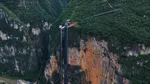 „Autobuz școlar aerian“. China a construit ascensoare de sute de metri pentru 13 copii care erau nevoiți să escaladeze stâncile pentru a ajunge la școală