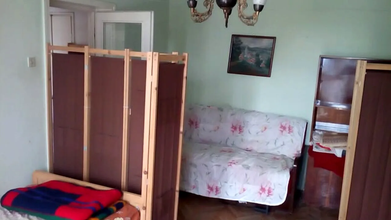 Culmea imobiliară! Mai nou, în Cluj-Napoca se închiriază.. holuri! Câți euro cere proprietarul chirie pe acest hol cu paravan