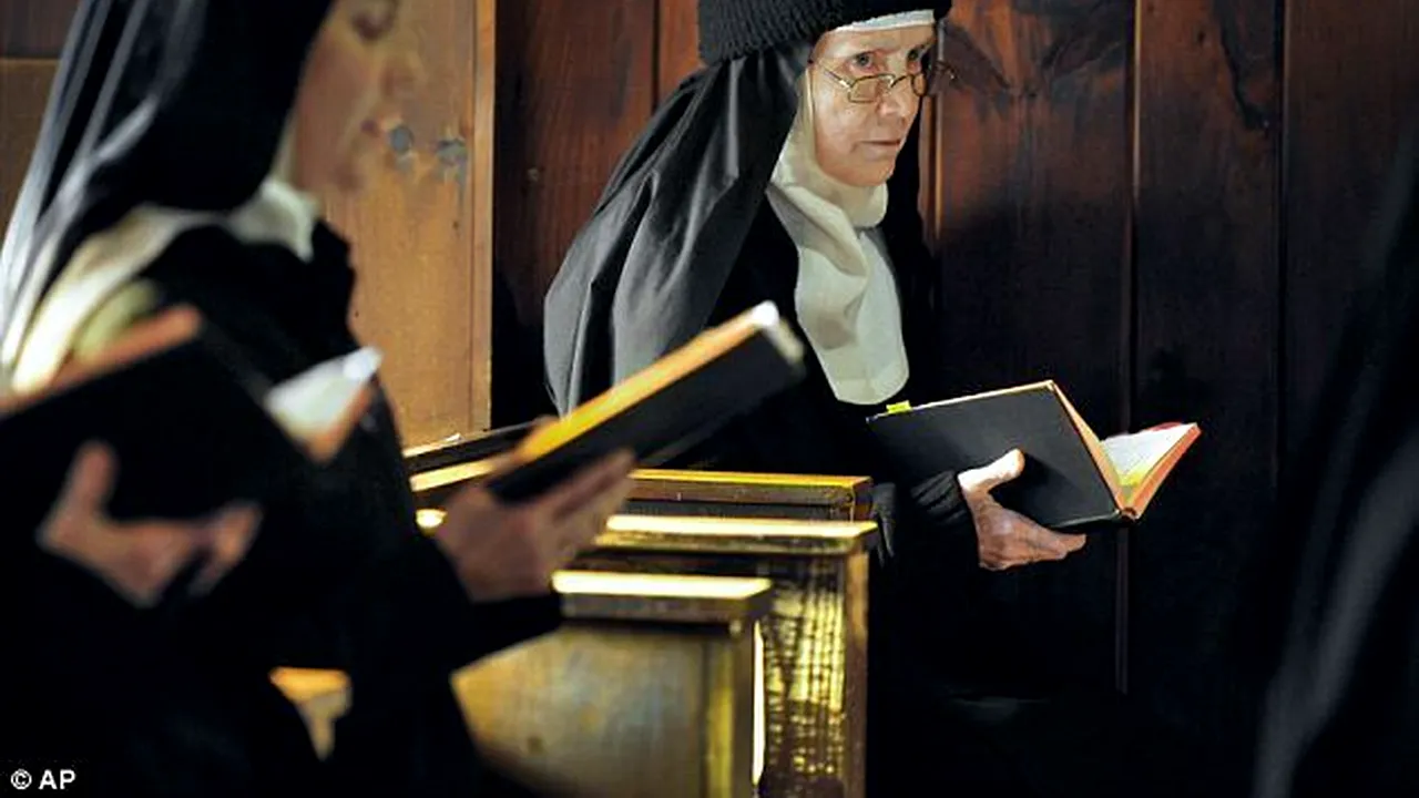 Falsă călugăriță, care cerea bani pentru slujbe și rugăciuni, reținută pe Aeroportul Iași