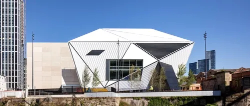 Creații gonflabile Kusama, la deschiderea celui mai scump centru de artă din Regatul Unit din ultimii 20 de ani