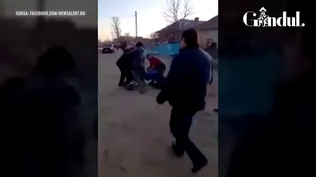 GÂNDUL LIVE. Bătaie în plină stradă în Argeș, filmată chiar de primar! Cum se apără edilul - VIDEO