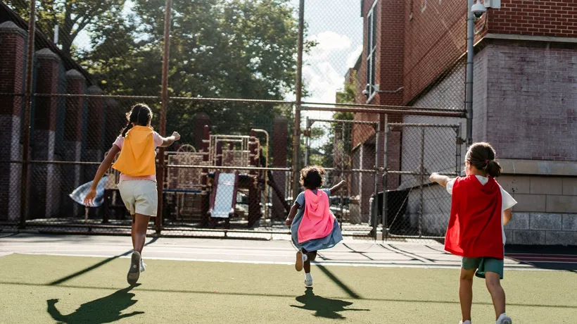 Copiii se vor putea juca pe terenurile de sport din curtea școlii! Legea a fost promulgată de președintele Klaus Iohannis