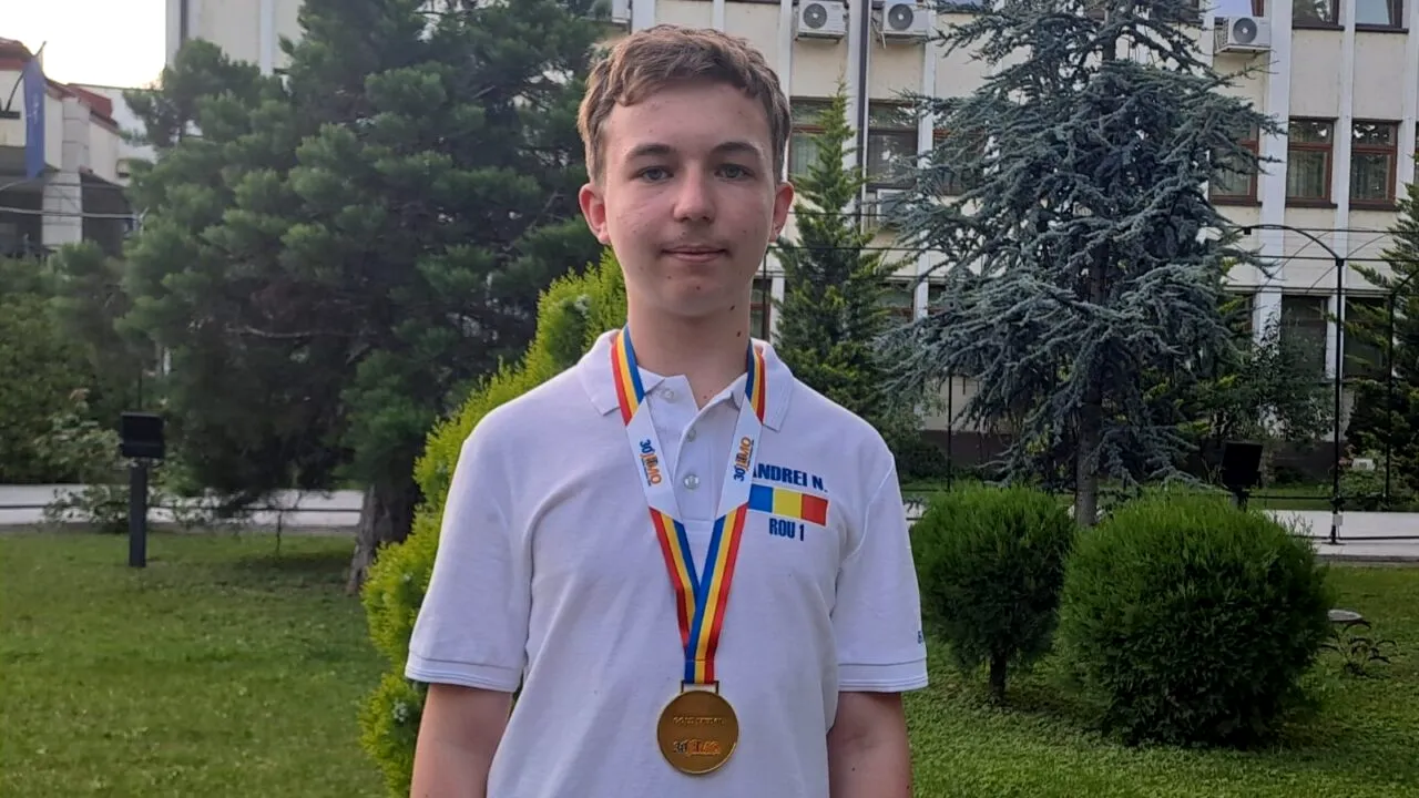 Andrei Nemțișor, elevul de 14 ani, care a luat medalie de aur la Olimpiada Balcanică de Matematică.Are în palmares mai multe distincții internaționale