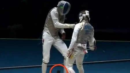 Incident bizar: unui scrimer francez de la Rio i-a căzut smartphone-ul din buzunar în timpul luptei