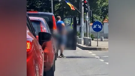 VIDEO. Imagini REVOLTĂTOARE. Bărbat surprins în timp ce își face nevoile în plină zi, la un semafor din zona Palatului Cotroceni