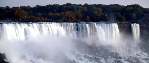 Traseul morții. Un bărbat încearcă să traverseze cascada Niagara pe frânghie