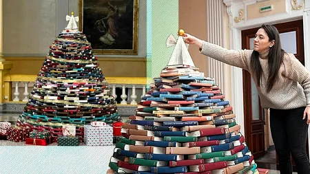 VIDEO | Un brad „Ca la Carte” la Universitatea din Craiova. Studenții și angajații au ridicat un pom de Crăciun din 2023 de cărți