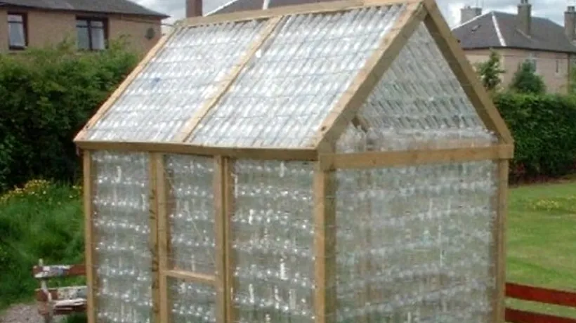 Elevii unei școli din Gorj au construit o seră din sticle de plastic 