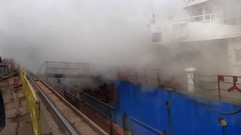 DOBROGEA. Incendiu violent la bordul unei nave ancorate într-un port românesc