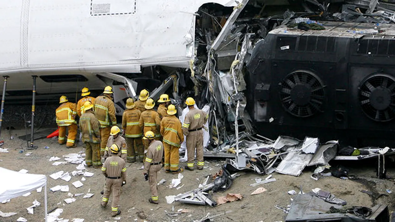 Două trenuri s-au ciocnit, în SUA. Zeci de persoane au fost rănite