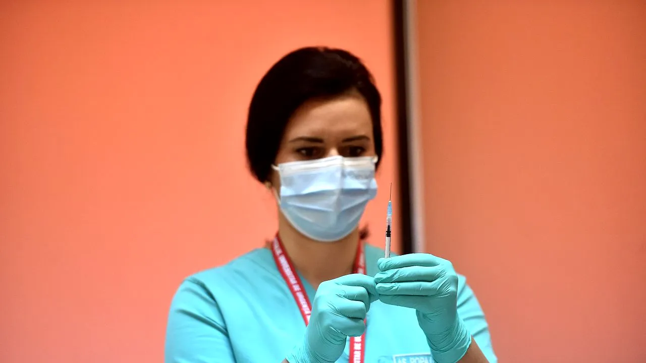 A început vaccinarea cu doza a treia. Condițiile în care vă puteți imuniza