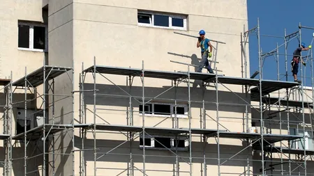 Un bărbat care lucra la reabilitarea unui bloc din Capitală a murit după ce a căzut de pe schelă