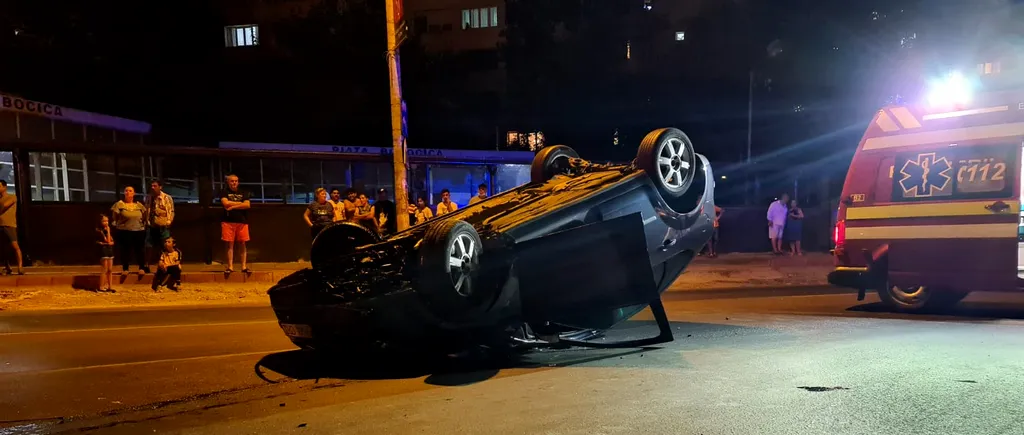 O mașină s-a răsturnat în zona Bobocica din sectorul 3, după impactul cu un alt autoturism (FOTO-VIDEO)