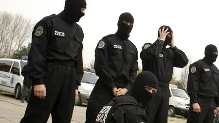 PERCHEZIȚII ÎN CINCI JUDEȚE. Sunt căutați membrii unei grupări care fura bani de pe carduri din SUA