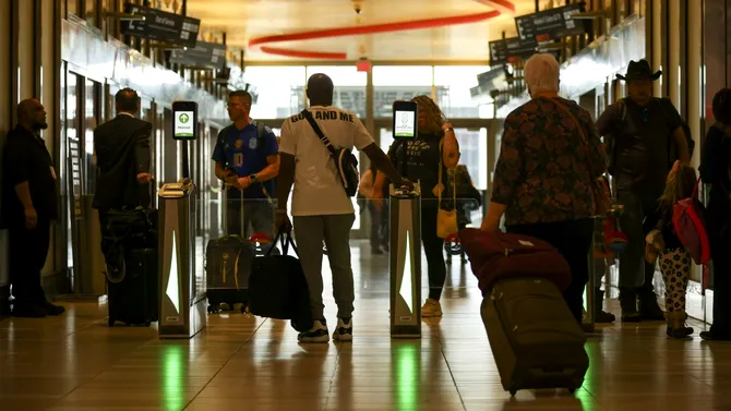 Haos pe zeci de aeroporturi americane. Sute de zboruri ANULATE din cauza blocajului guvernamental