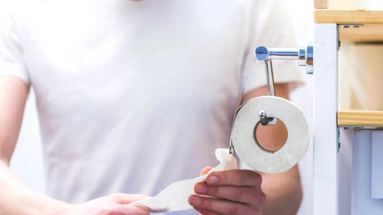 Crezi că e inofensiv, dar acest obicei îți poate afecta SĂNĂTATEA intimă. De ce nu ar trebui să depozitezi hârtia igienică în baie