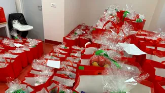 Jucării și bunătăți pentru 300 de copii internați la spitalele Grigore Alexandrescu și Dr. Victor Gomoiu, din partea lui Moș Crăciun