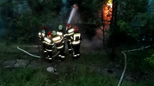 Locomotiva unui tren încărcat cu cereale a luat foc, într-o gară din Caraș-Severin. Vagoanele nu au fost afectate de flăcări (FOTO-VIDEO)