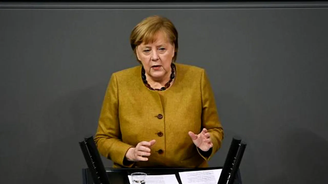 Angela Merkel a uitat să-şi pună masca sanitară, după un discurs. Momentul a devenit viral pe internet