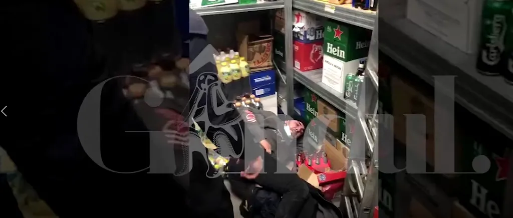 Bărbatul bătut cu lopata într-un magazin din București, furase trei roți de cașcaval. Agenții de pază sunt cercetați pentru purtare abuzivă